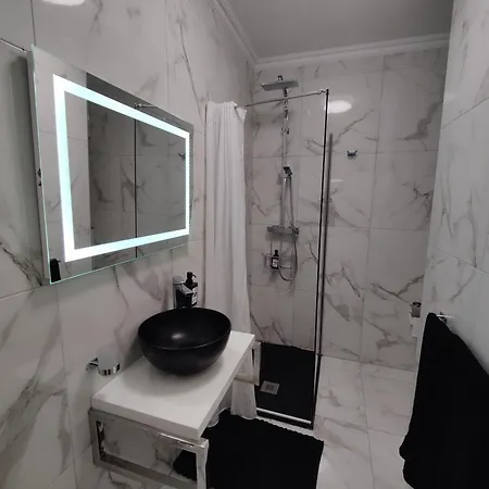 Modern 6 Apartment *