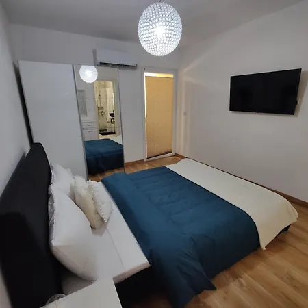 Modern 6 Apartment *